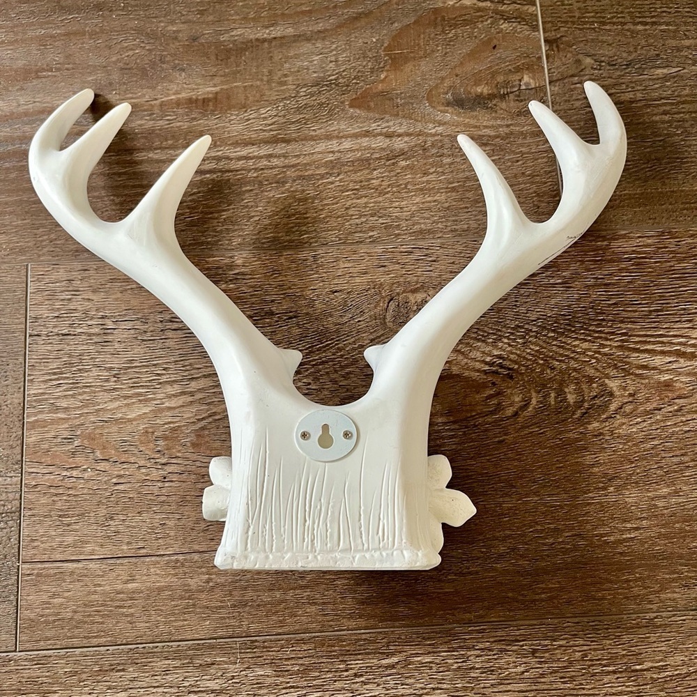 Elegant White Antler Sculpture with Floral Accent fake - Picture 5 of 11